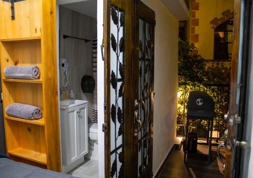塔斯科·德·阿拉尔孔Casa céntrica con garaje的通往带卫生间的浴室的开放式门