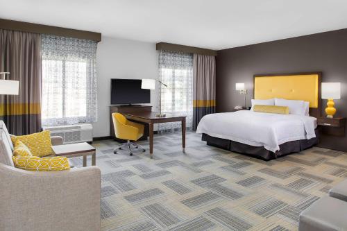 洛杉矶加利福尼亚州洛杉矶/好莱坞汉普顿酒店及套房的配有一张床和一张书桌的酒店客房