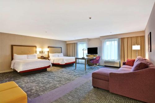 阿什兰俄亥俄亚什兰汉普顿酒店 的酒店客房,设有两张床和一张沙发