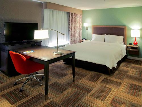 摩尔Hampton Inn & Suites-Moore的酒店客房配有一张床和一张带电脑的书桌