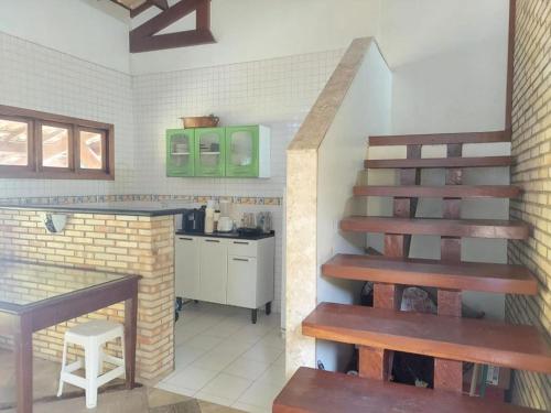 巴雷里尼亚斯Pousada Solar dos Lençóis的厨房设有楼梯和带桌子的柜台。