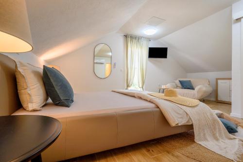 米欧纳Villa Bellezza的一间卧室配有一张带镜子的大床