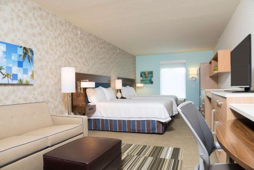 诺科米斯Home2 Suites By Hilton Nokomis的酒店客房,配有床和沙发