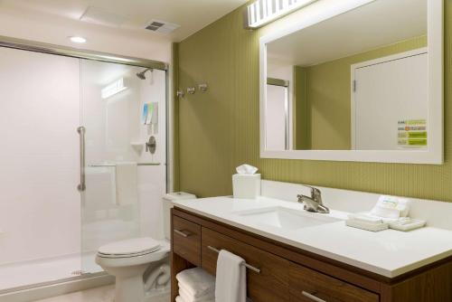 诺科米斯Home2 Suites By Hilton Nokomis的一间带水槽、卫生间和镜子的浴室