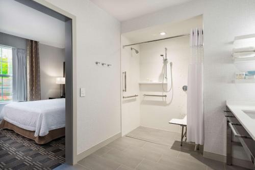 布里奇沃特新泽西州布里奇沃特汉普顿酒店的配有床、淋浴和盥洗盆的浴室