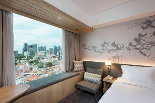 新加坡Hilton Garden Inn Singapore Serangoon的酒店客房设有床和窗户。