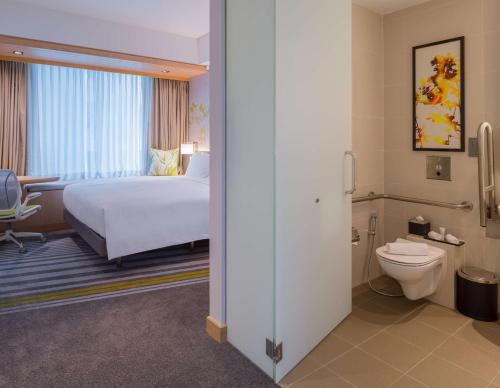 新加坡Hilton Garden Inn Singapore Serangoon的酒店客房设有一张床和一个卫生间。