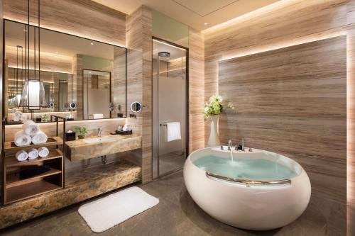 厦门厦门海沧正元希尔顿逸林酒店的一间带大浴缸和两个盥洗盆的浴室