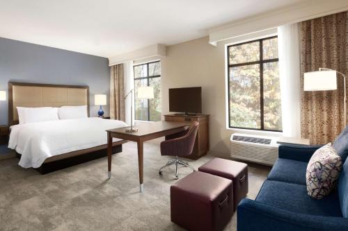 伦顿汉普顿酒店及套房西雅图/兰顿，华的配有一张床和一张书桌的酒店客房