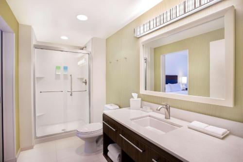 牛津Home2 Suites By Hilton Oxford的一间带水槽、卫生间和镜子的浴室