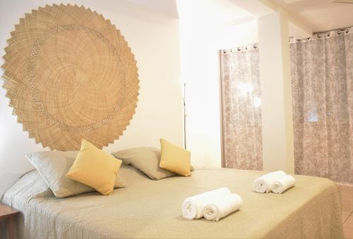 帕皮提Anani Paofai的一间卧室配有一张床,上面有两条可移动的毛巾