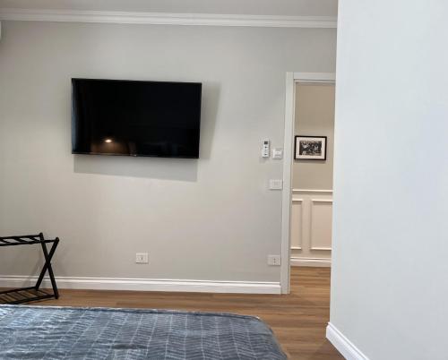 泰尔莫利Cindy Rooms的客厅设有壁挂式平面电视。