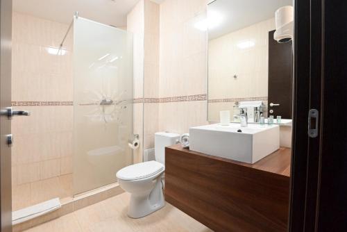 苏利纳Helios的浴室配有卫生间、盥洗盆和淋浴。