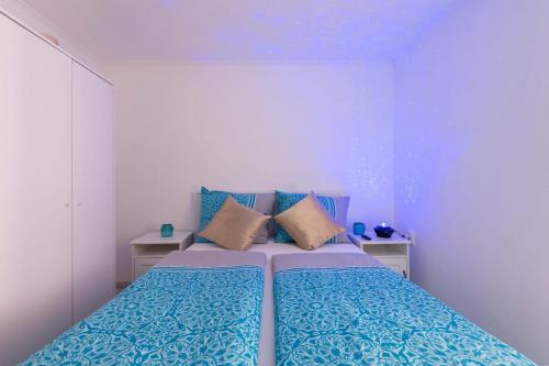 布达佩斯Barbarosa Sweet Dream 1的一间卧室配有一张带蓝色床单和枕头的床。