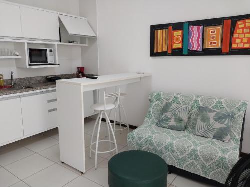 莫罗圣保罗Serena Morro的带沙发和桌子的客厅以及厨房。