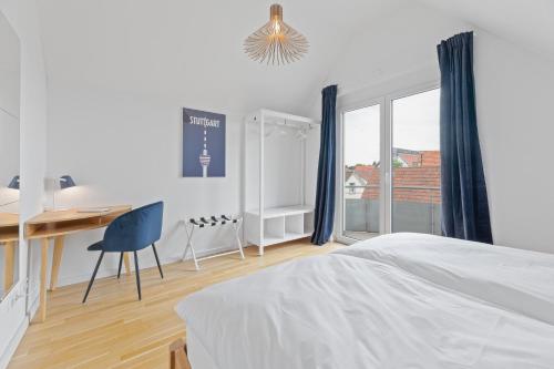 莱因费尔登-埃希特尔丁根Design-Apartment - Küche - Balkon - Tiefgarage的白色卧室配有书桌和床