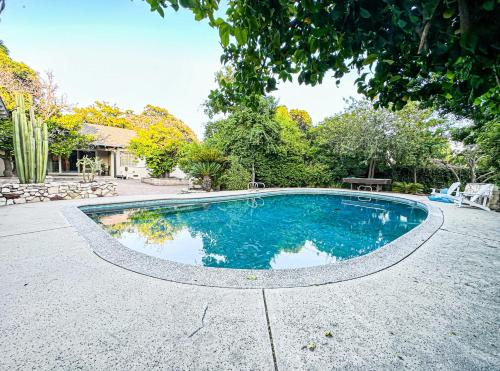 伯班克Charming 1 BR Poolside Retreat - Lou2-Bur的庭院中间的游泳池