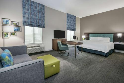 波特兰Hampton Inn & Suites By Hilton-Corpus Christi Portland,Tx的配有一张床和一张书桌的酒店客房