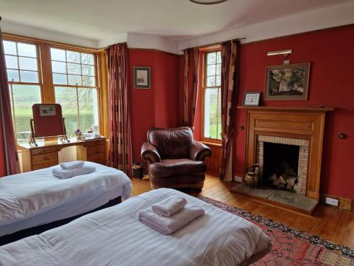 阿伯费尔迪Ailean Chraggan的一间卧室设有两张床、一把椅子和壁炉