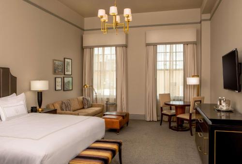林奇堡The Virginian Lynchburg, Curio Collection By Hilton的酒店客房设有床和客厅。
