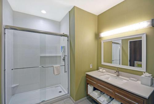 迪索托Home2 Suites By Hilton Dallas Desoto的带淋浴和盥洗盆的浴室