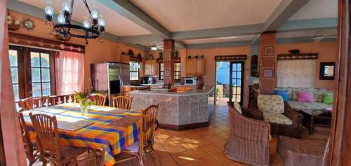 Lance aux ÉpinesReef View Pavilions - Villas & Condos的厨房以及带桌椅的用餐室。