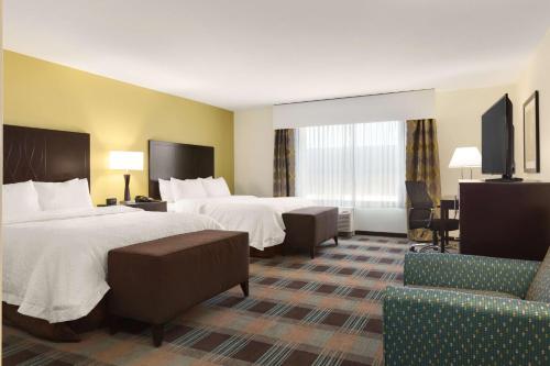 费尔蒙特费尔蒙特汉普顿酒店的酒店客房,设有两张床和一张沙发