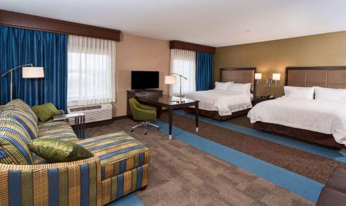 德卢斯Hampton Inn & Suites Duluth North Mn的酒店客房配有两张床和一张书桌