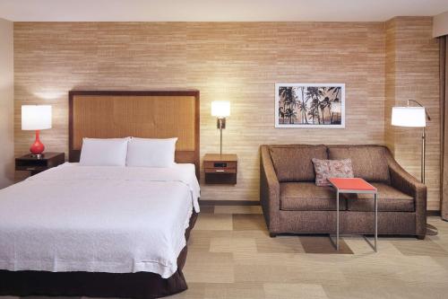 卡波雷Hampton Inn & Suites Oahu Kapolei - FREE Breakfast & Parking的酒店客房,配有床和沙发