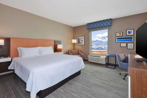 韦尔斯Hampton Inn & Suites Wells, Nv的酒店客房设有床和窗户。