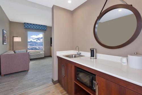 韦尔斯Hampton Inn & Suites Wells, Nv的一间带水槽和镜子的浴室