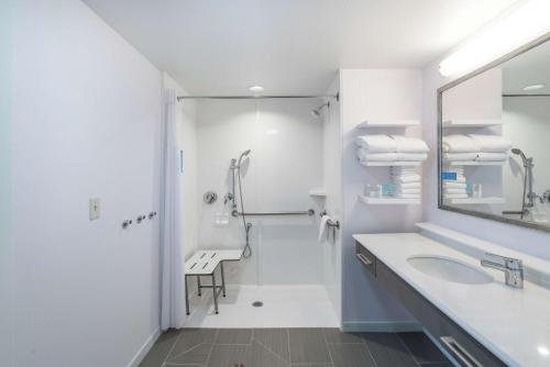 纽堡纽约纽堡斯图尔特机场汉普顿酒店的带淋浴和盥洗盆的白色浴室