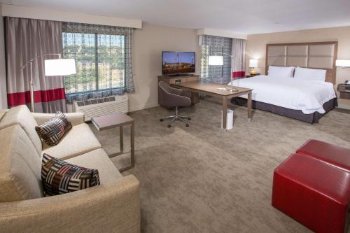 比尔顿加州圣塔伊尼兹山谷布尔顿汉普顿酒店的配有一张床和一张书桌的酒店客房