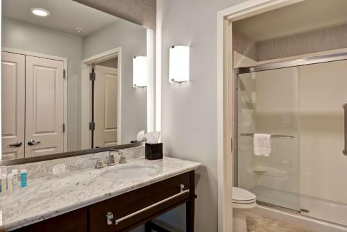 ClintonHomewood Suites By Hilton New Hartford Utica的一间带水槽和淋浴的浴室