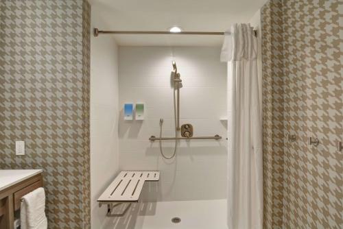 代顿Home2 Suites By Hilton Dayton Vandalia的带淋浴的浴室和长凳