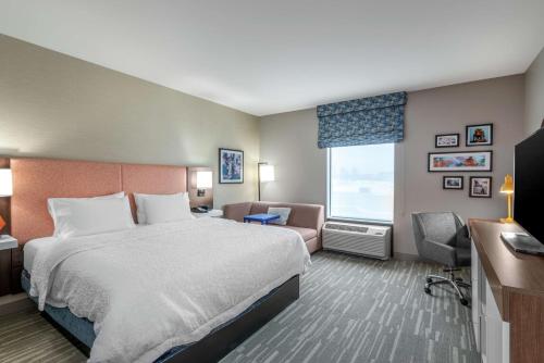 拉戈格伦登/华盛顿特区汉普顿套房酒店 的酒店客房设有床和窗户。