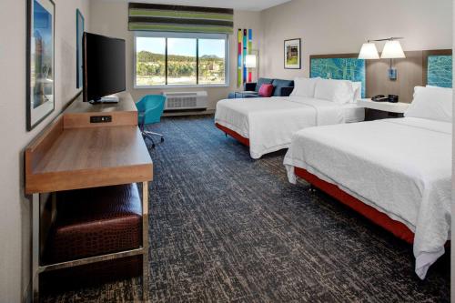 弗拉格斯塔夫弗拉格斯塔夫东汉普顿套房酒店 的酒店客房设有两张床和一台平面电视。