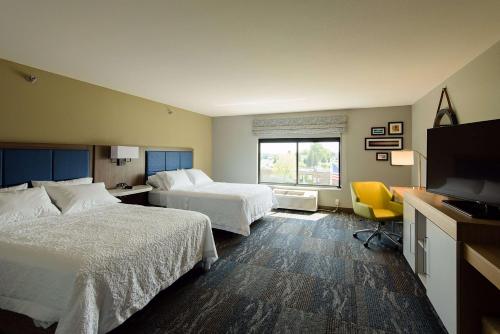 苏必利尔威斯康辛杜鲁斯苏佩里奥汉普顿酒店的酒店客房设有两张床和一台平面电视。