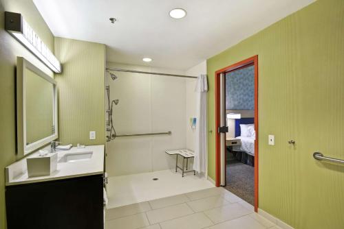 布朗斯维尔Home2 Suites by Hilton Brownsville的一间带水槽和淋浴的浴室
