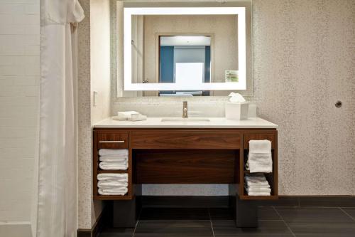 俄克拉何马城Home2 Suites By Hilton Oklahoma City Airport的一间带水槽和镜子的浴室
