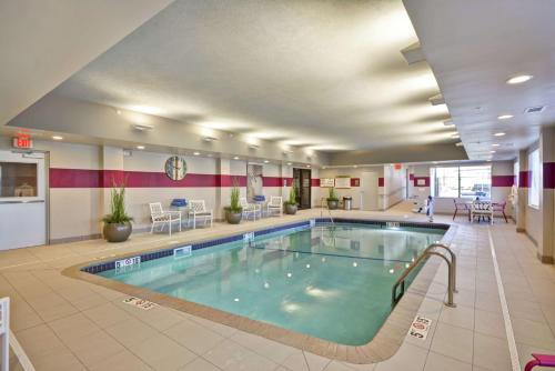 堪萨斯城KCI机场希尔顿惠庭酒店 的一个大房间的一个游泳池,酒店房间
