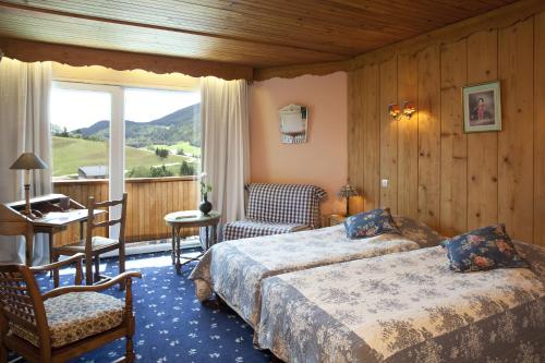 维拉尔-德朗克里斯蒂安妮亚酒店的酒店客房设有两张床和一个阳台。