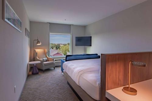 赫斯特Hilton Garden Inn Dallas At Hurst Conference Center的配有一张床和一把椅子的酒店客房