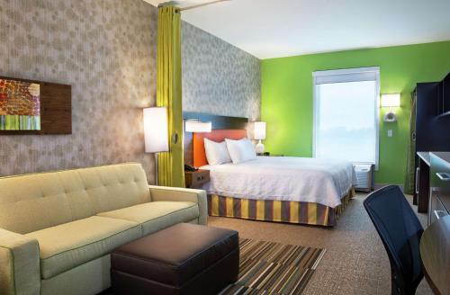 印第安纳波利斯印第安纳波利斯格林伍德希尔顿欣庭套房酒店的酒店客房,配有床和沙发