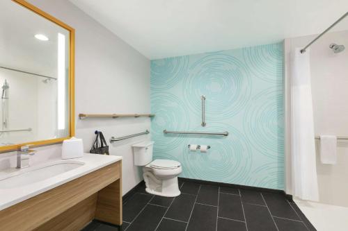威廉斯维尔布法罗机场伊克诺旅店的一间带卫生间和蓝色墙壁的浴室