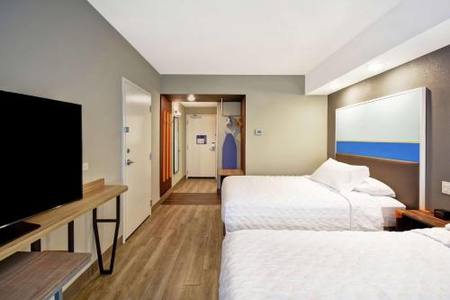 盐湖城盐湖城机场希尔顿Tru酒店的酒店客房设有两张床和一台平面电视。