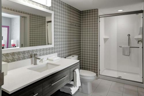 路易斯威尔Home2 Suites By Hilton Louisville Airport Expo Center的一间带水槽、卫生间和淋浴的浴室