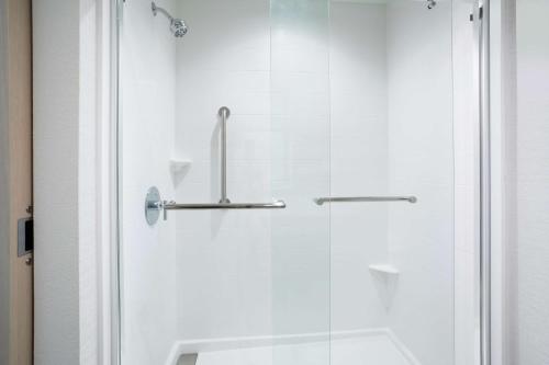 拉斯维加斯拉斯维加斯市中心希尔顿花园酒店的浴室里设有玻璃门淋浴
