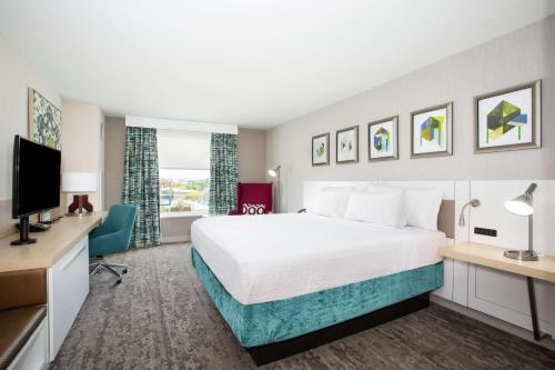 拉斯维加斯拉斯维加斯市中心希尔顿花园酒店的酒店客房,配有床和电视