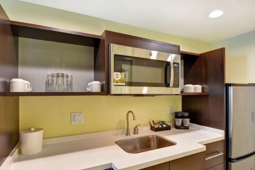 希尔顿黑德岛Home2 Suites By Hilton Hilton Head的厨房配有水槽和微波炉
